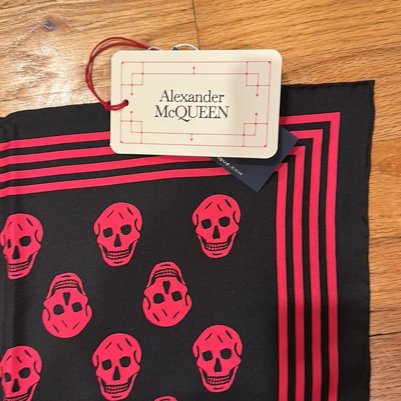 ALEXANDER MCQUEEN BRAND NEW WITH TAGS 100% SILK SCARF - Picture 5 of 6